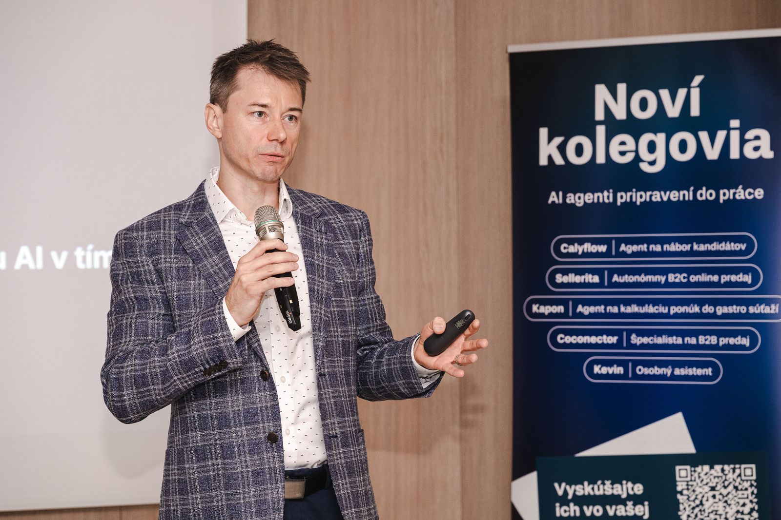 Michal Juhás prowadzi prelekcję przy roll-upie z agentami AI
